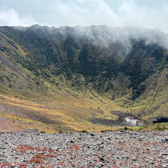 本体も！火口挟んで正面が羊蹄山山頂ね