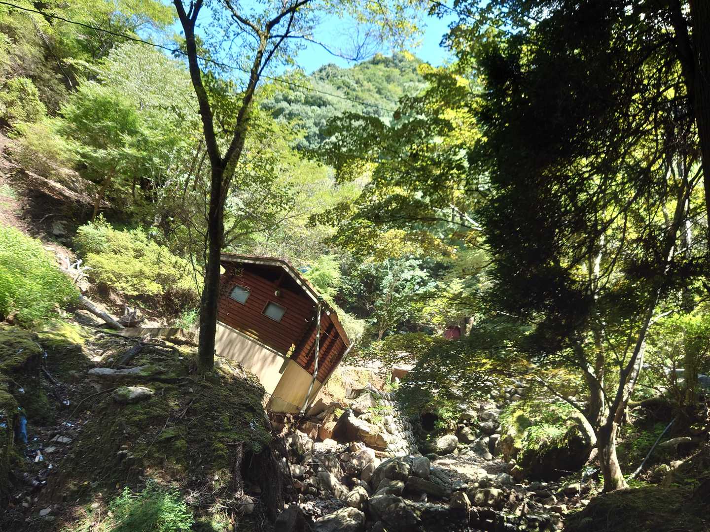 キャンプ場のトイレが傾いてる。😮