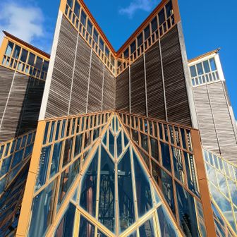 雨漏りしてるのかな？
バケツがいっぱい置いてあった。