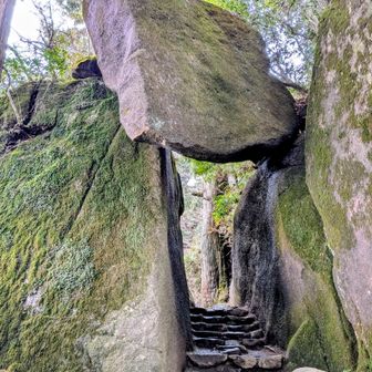 ⁉️⁉️これ通って大丈夫なん😱

(弁慶七戻り)

古くから神々の世界と現生を分かつ場所とされてきた石門
頭上の石が今にも落ちそうで恐れおののいた弁慶が「七戻り」したと言われるくらい危なっかしい💧
7回も戻る方が危ないので素早く通過🏃‍♀️💨