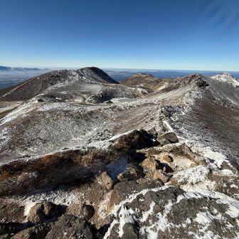 中岳山頂からの景色です
飛ばされそうになりながらの撮影でした
ひゃー