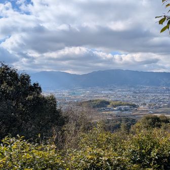 畝傍山からは東側も見えました。近鉄電車では雲に覆われていた金剛山も晴れてきました。