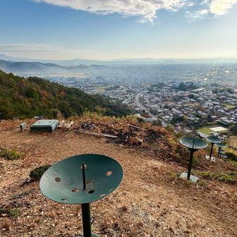 嵐山駅から歩いて3km

曼荼羅山ちゃく
五山の一つ「鳥居形松明」の山
この鳥居型は愛宕山への参道にある鳥居が由来となっているそうだ
火床は松明を使うスタイル