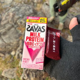 山頂到着🛬

頂き物🙏

今日は🍓イチゴ味。
次の山で頂きましたが美味かった( *´艸｀)