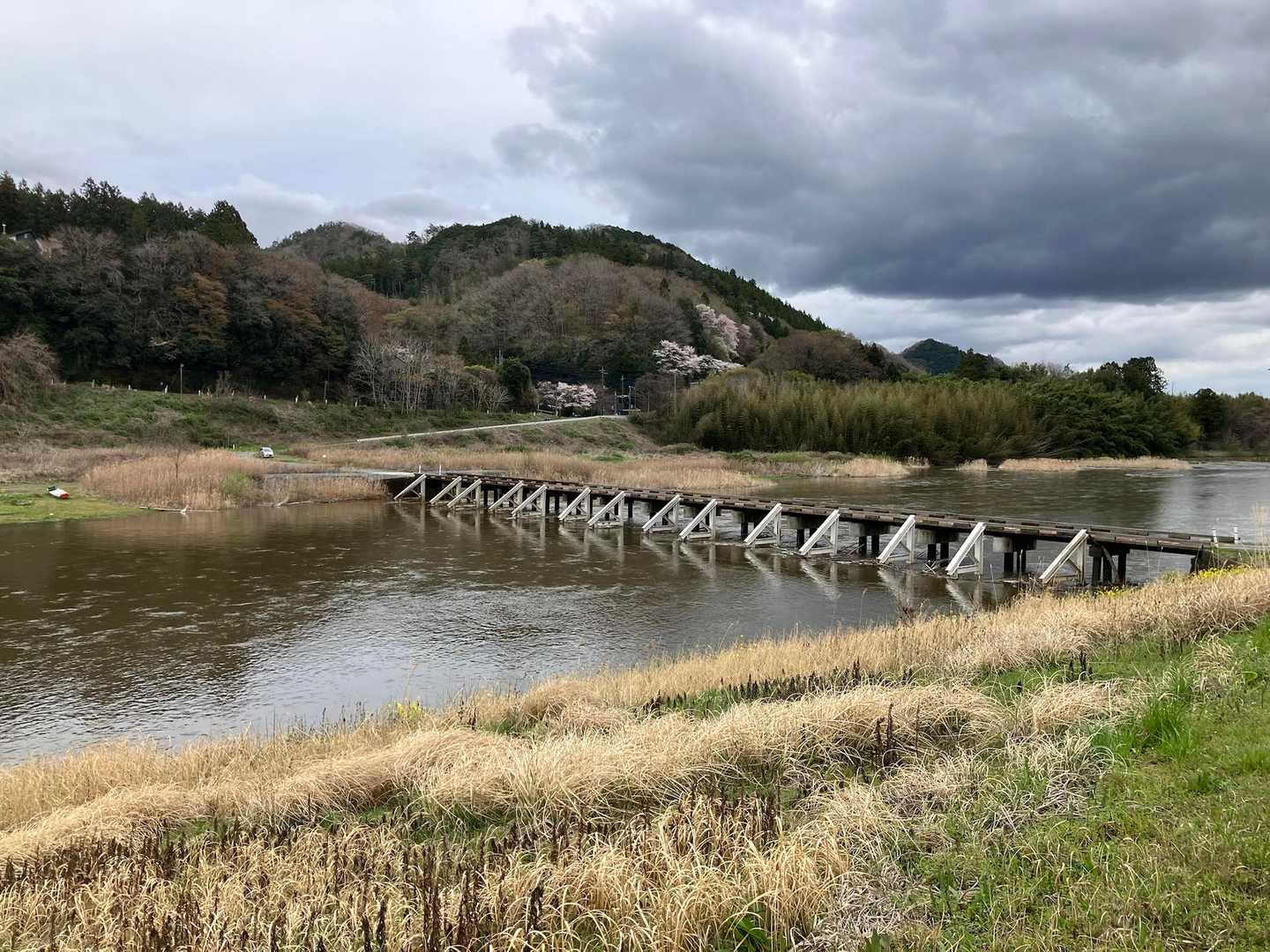 一旦下山して川を渡り対岸の熊野山へ