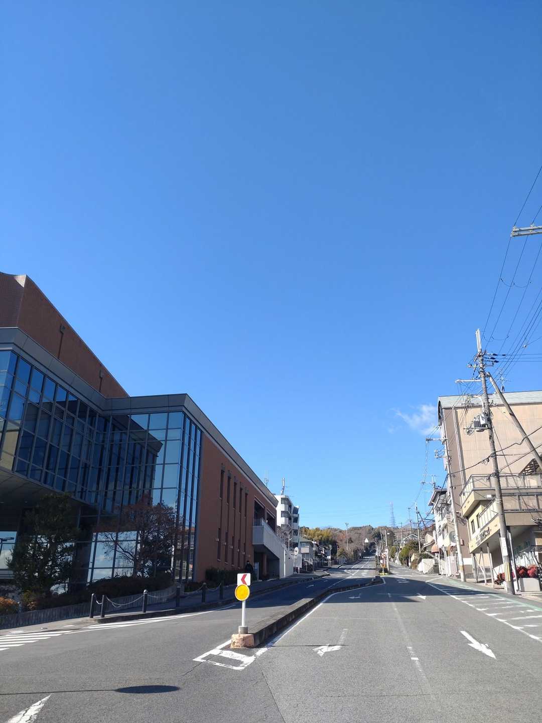 信貴山下駅から緩やかな坂を登って行きます。