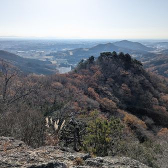 大岩展望台から南東を望む
近くに栃木県ライフル射撃場が見える