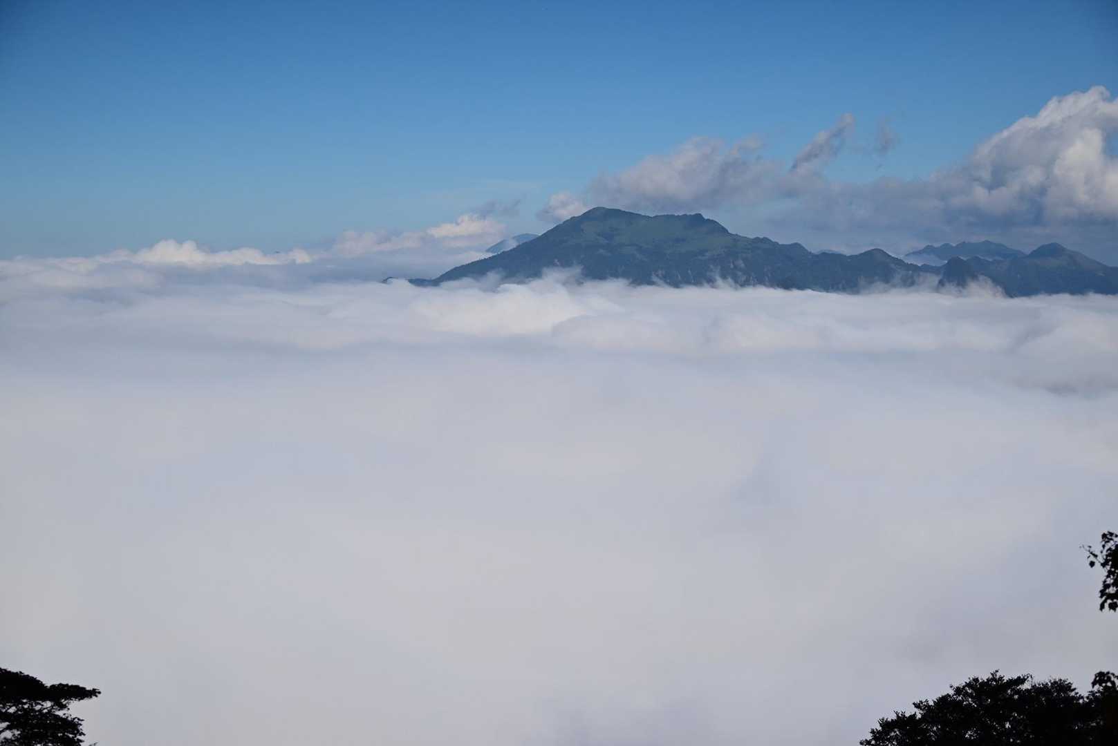 雲海のなかにひょこっと瓶ヶ森が。