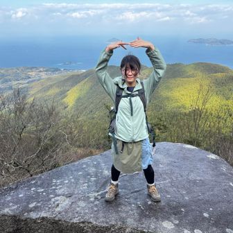 腰を下ろしてゆっくり休めましたね🍵では山頂に行きましょう👉
でも出発の前に岩ポーズはやっておく😆