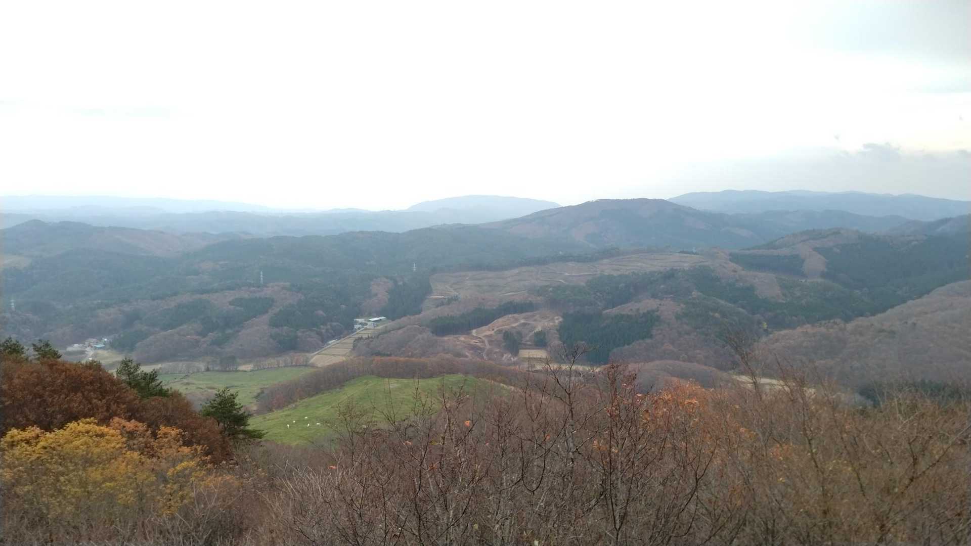 大滝根山方面を見る…