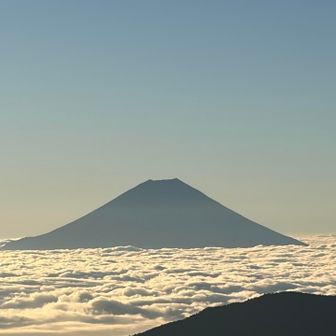 日の出頃、雲海に浮かぶ富士山🗻。