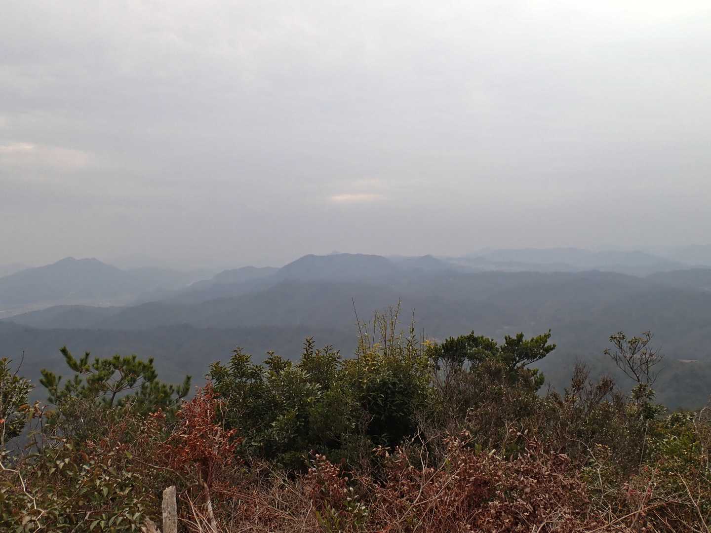 右田ヶ岳がちょこんと顔をのぞけています。西目山と楞厳寺山も見える。