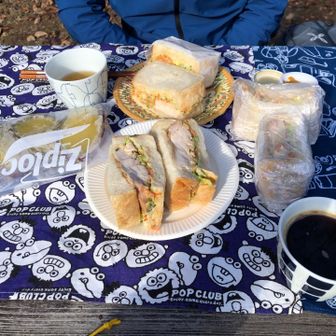 お昼は権現平で照り焼きサンドイッチ🥪とコーヒー☕️を頂きました😊