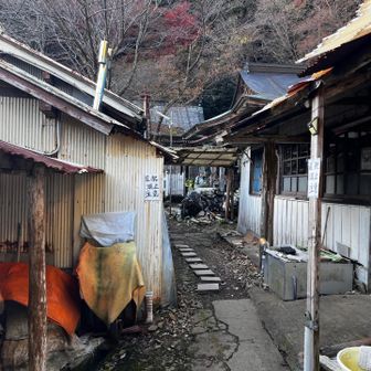 月輪寺の建物はなんだか茶屋みたいな雰囲気だ。
月輪寺は16時に道を閉鎖するので、ハイカーはそれまでに通過する必要がある。