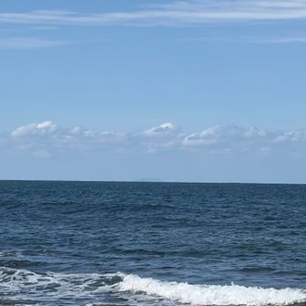 沖津宮裏側の海岸から沖ノ島
やはり高度0だとかなり霞む