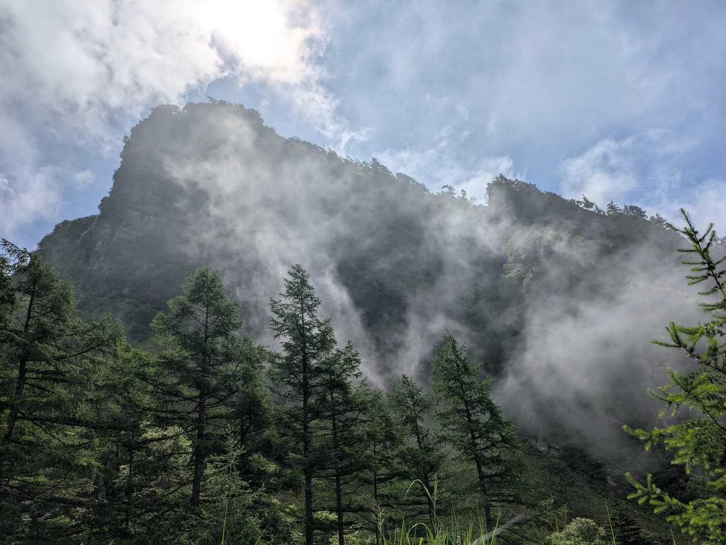 牙山の下からガスがモクモク