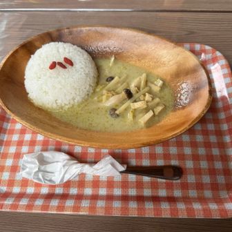 ジャーン🍛限定5名グリーンカレー💚サラサラですがパンチはあります🫶クコの実も良き🔴
山小屋のシェフより自家製のお米もおすすめですと！
なにより食べたらお腹の中がぽかぽかです😆デザートで生クリームたっぷりのコーヒーゼリー付きもありましたよ😋