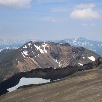 美瑛岳と左奥に大雪山、右はトムラウシかな〜？
虫がすごかったので写真だけ撮ってすぐ下山！