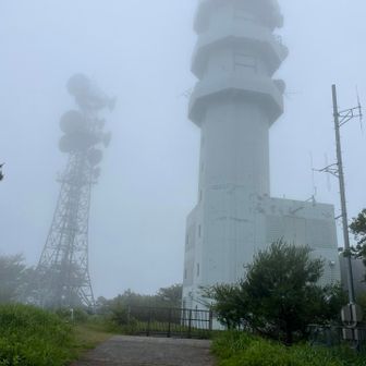 山頂のレーダー雨量観測塔。こちらもすごいガスガス🤍
