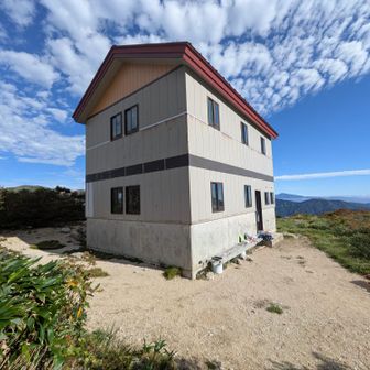 狐穴小屋　水場目の前　水量豊富