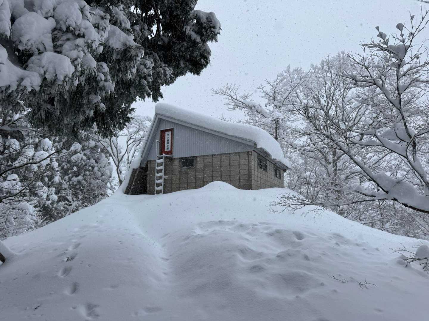 3合目の小屋
ここからスノーシュー履きます。