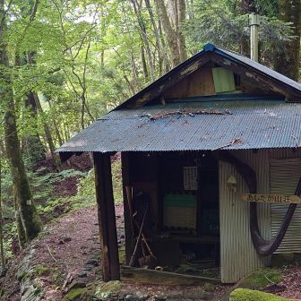 あしたか山荘です
手前に扉式の門があって、
山荘兼避難小屋、無人・無料
と書いてありました
おトイレは外にあるようです（こっちは扉がない💧）、山荘内を覗く勇気はなかった