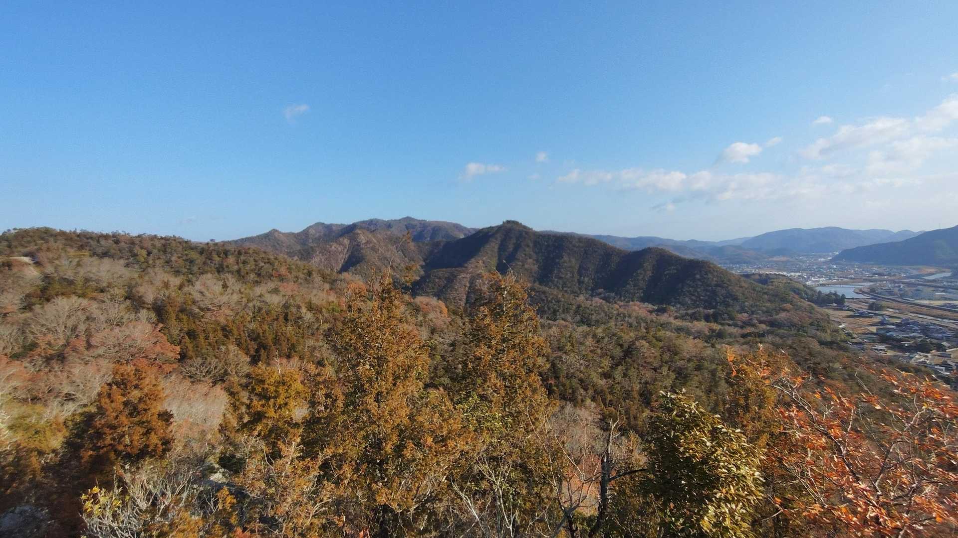 今からあの奥の山迄歩くのだがずいぶん遠くに見えるやん😅しかもちょこちょこ現れるピークのアップダウンがまあまあやらしい😵