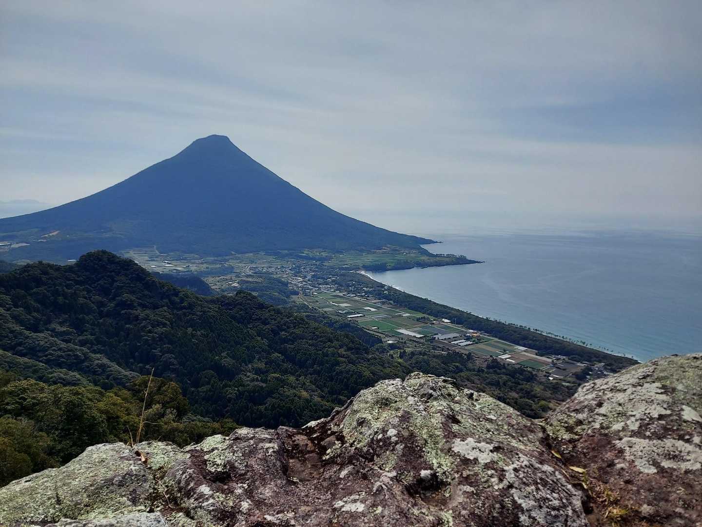 山頂からの お決まりの 眺めです
たくさんの方がいました 私は 福岡 山口県から来たという 方々 と 一緒に 下山することになりました
