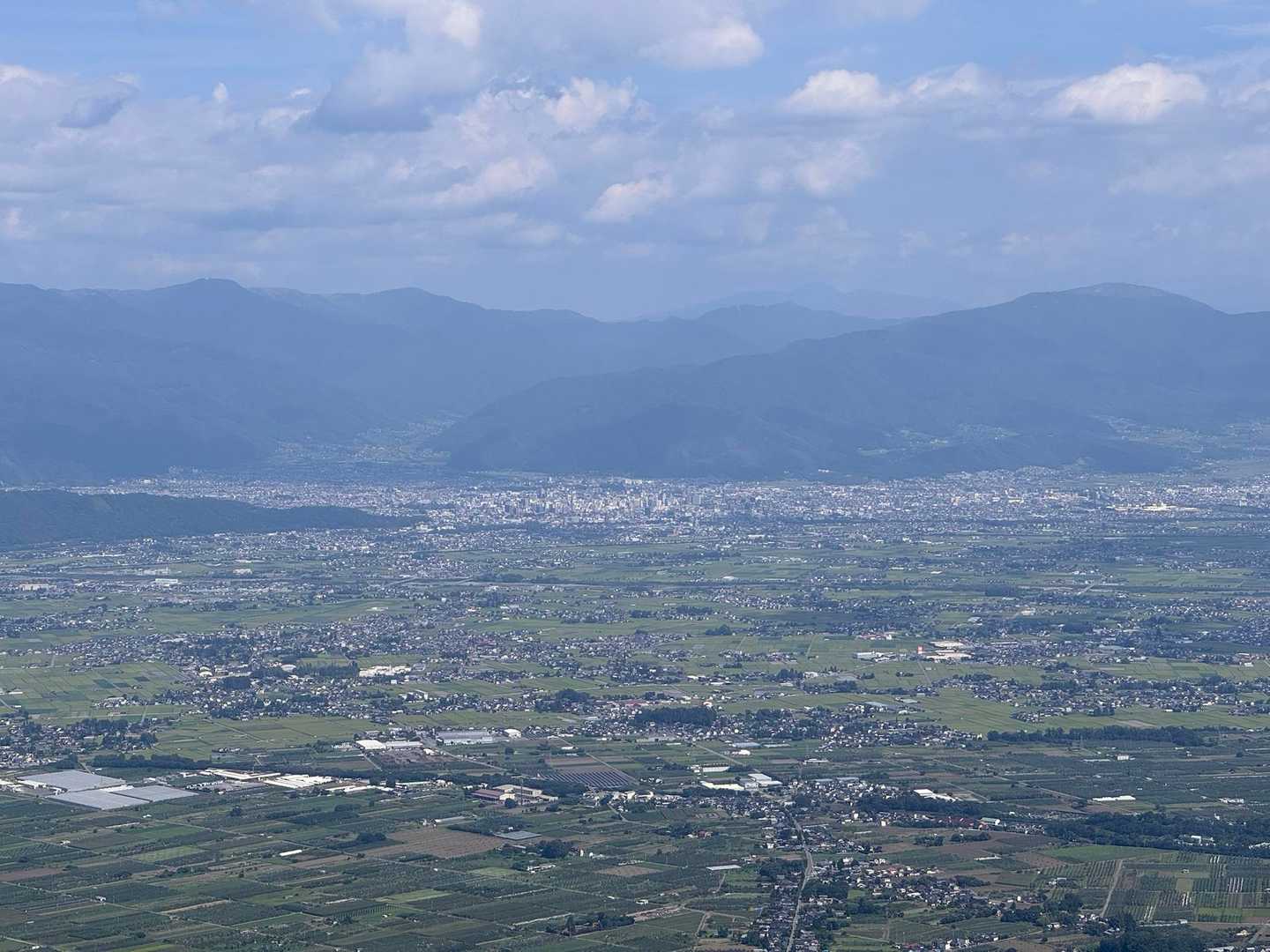駐車場近くまで戻ってくると、朝は霞んで見えていなかった松本市街が綺麗に見えていました。左手奥の山が美ヶ原で、右手奥が鉢伏山です。松本市盆地の西に広がる北アルプスは名峰揃いですが、東の峰々も北アルプスの展望台としていい山が沢山あります⛰️