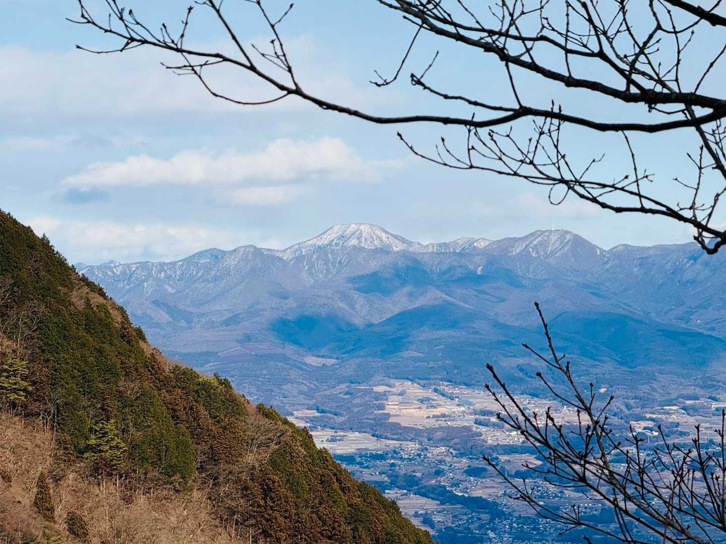 木の隙間からの黒檜山。綺麗ですね。