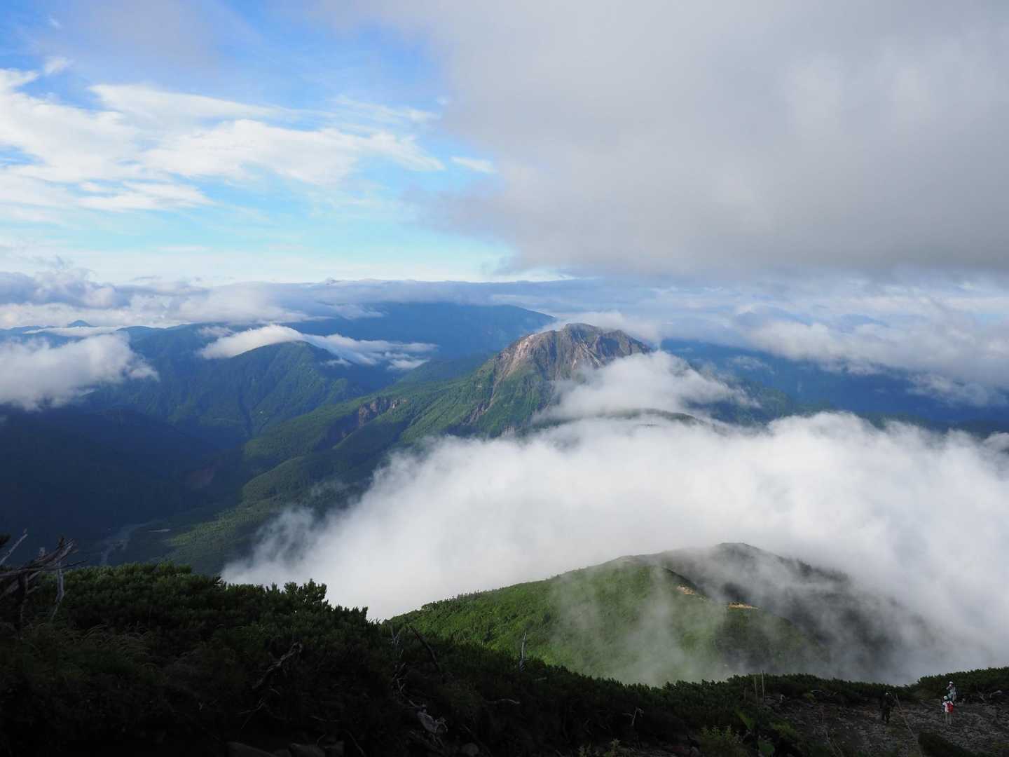 振り返って焼岳方面。ちょっと滝雲