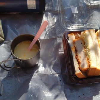 日当たりが良く、風がないので、ここで昼食。