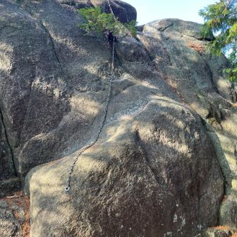 岩の裏には鎖⛓️