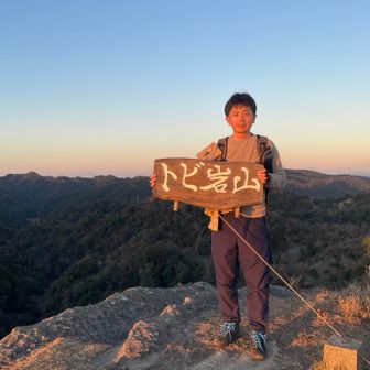 山頂でゆっくりしてたら、駐車場であった方と合流。写真を撮ってもらいました。それにしても素敵な山頂。