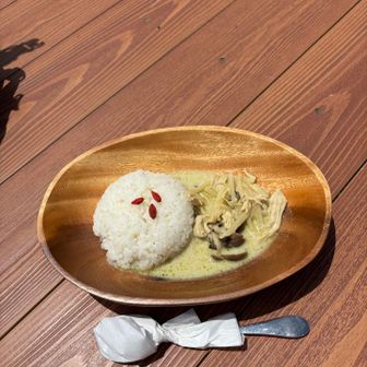木ノ又小屋でグリーンカレー🍛
予約していなかったのですが、登っているうちに食べたくなって😄