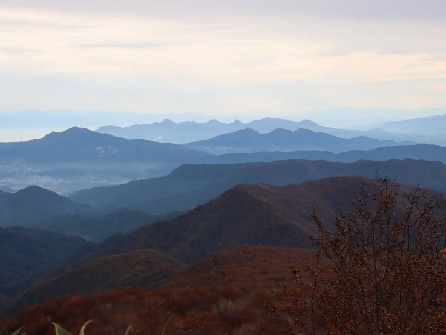 子持山･榛名山･小野子山･十二ヶ岳･三峰山･迦葉山方面の景色[鹿俣山山頂]
奥に薄っすら南アルプス･八ヶ岳。