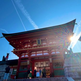 後光がさす！
この階段を上がり、伏見稲荷大社へ入って行きました。
稲荷の総本山なのか神々しい。
🦊様も神々しい。