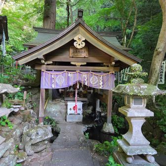 銭洗弁財天🙏

塔ノ沢駅舎の反対側にあります