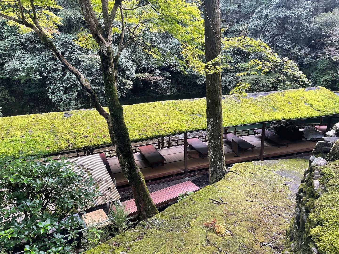 寺を後にして
高尾の川床