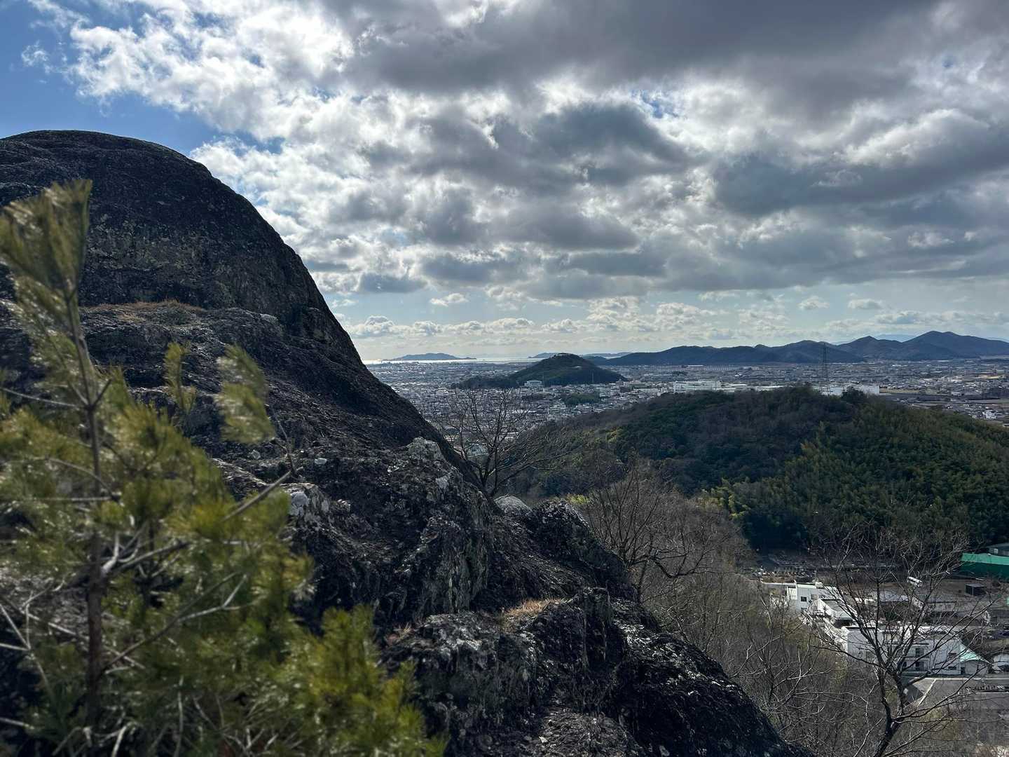 男明神。こちらはゴツゴツした巨石。上からは瀬戸内海も見えました。