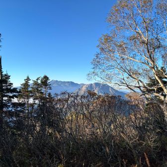 稜線に載った。
乗鞍岳、焼岳。