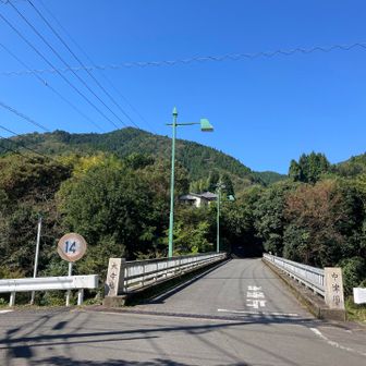 橋を渡った先を右へ、シダンゴ山へのアプローチ