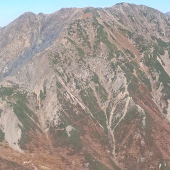 荒川前岳から荒川小屋までの登山道が筋になってよく見える
