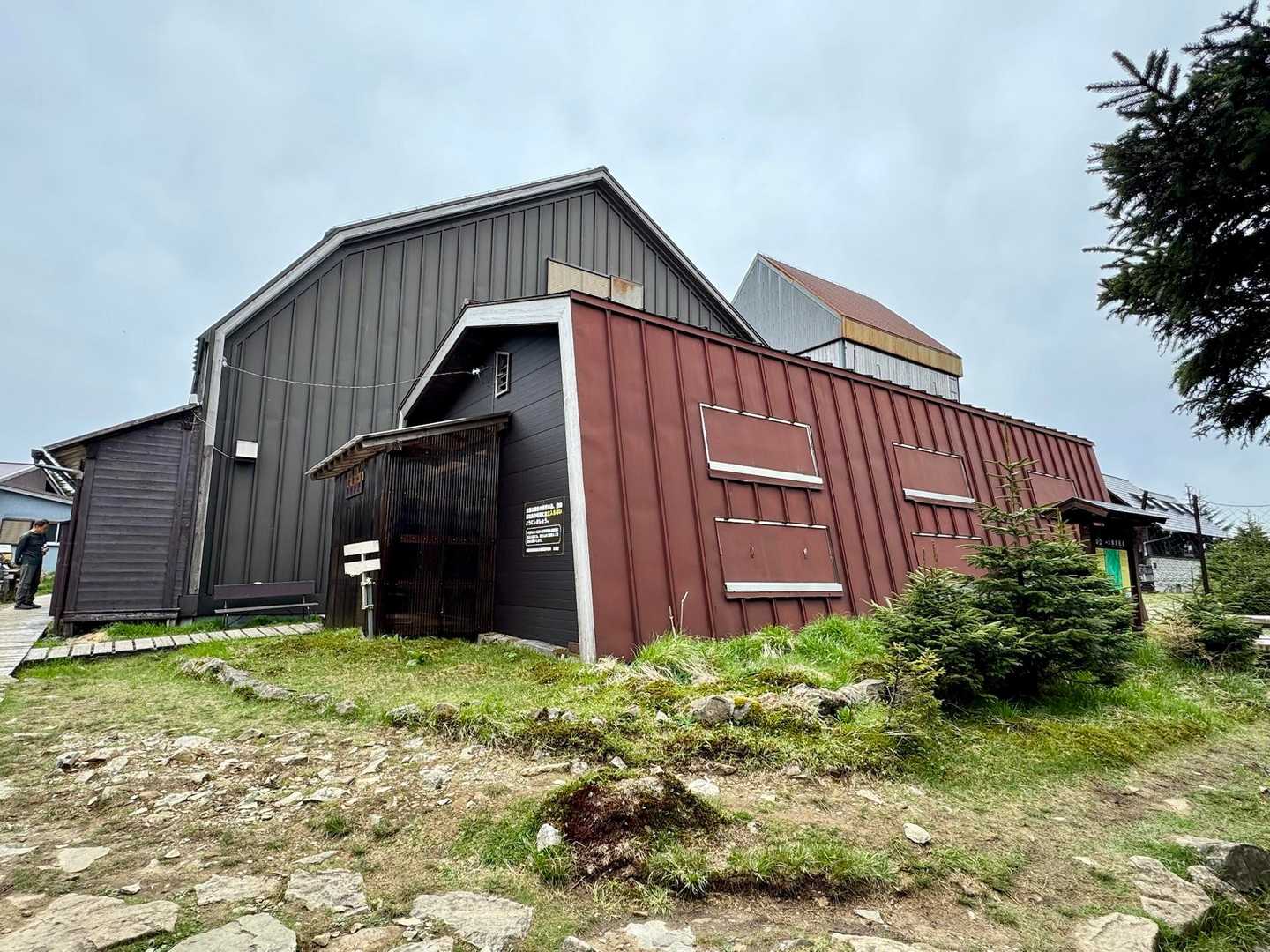ここで皆さんお昼を食べて休憩
トイレ100円　
小屋はやっているので飲み物を買いに
行った時、ポールを忘れて来て
戻ったら忘れ物棚に置いてありました
ありがとうございました
