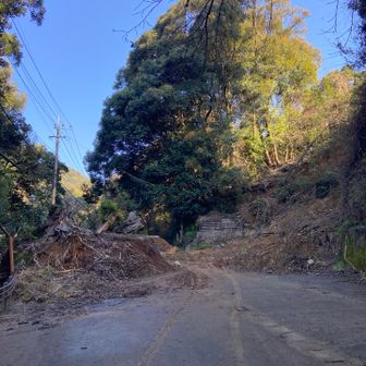 通行止めの崩落地　歩きは可