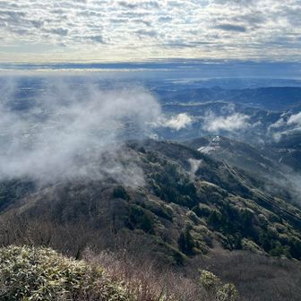 おたつ石コースに雲が流れ込んでます