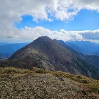 十枚山から縦走する方面⛰️
見えてるのが下十枚山です✨

ここまででヘロヘロ(笑)
あれ登り返します😅

ピークがポコポコしてるのが
見えるから登り返し大変そう😣

安倍東稜の縦走が楽しみ🥰