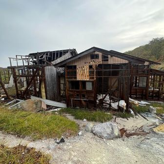 スタートして30分ほど登った所に廃墟になった建物が数件あった。
岡部小屋の主人に聞いたら40年ほど前まで湯治客が訪れた旅館だったらしい。