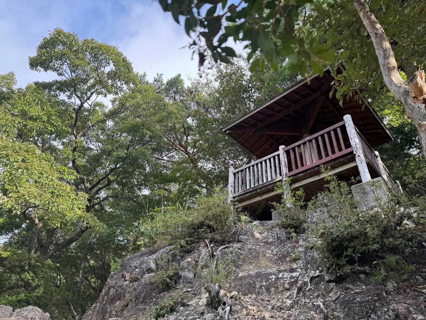 岩岩ゾーンを上り切ると、東屋があります😃