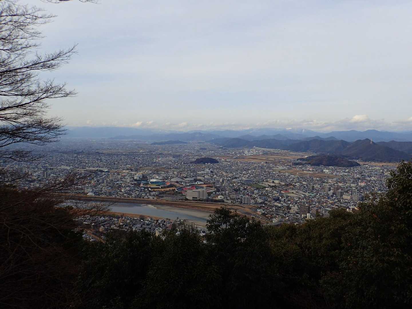 妙見峠発着｜岐阜市街を眼下にながめる金華山の写真